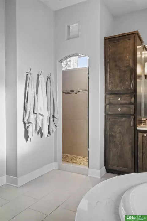 Bath - 23623 Hampton Rd, Elkhorn, NE 68022 photo 4 of 15