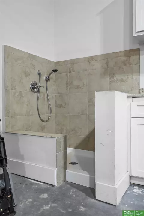 Bath - 23623 Hampton Rd, Elkhorn, NE 68022 photo 11 of 15