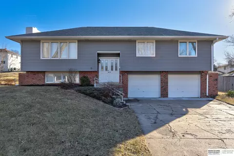 815 Arlene Ave, Papillion, NE 68046