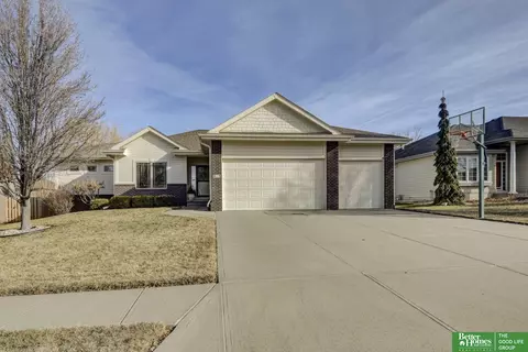 913 S 200th St, Omaha, NE 68022