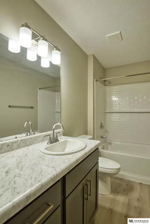 Bath - 2425 Ohio St, Omaha, NE 68111 photo 2 of 4