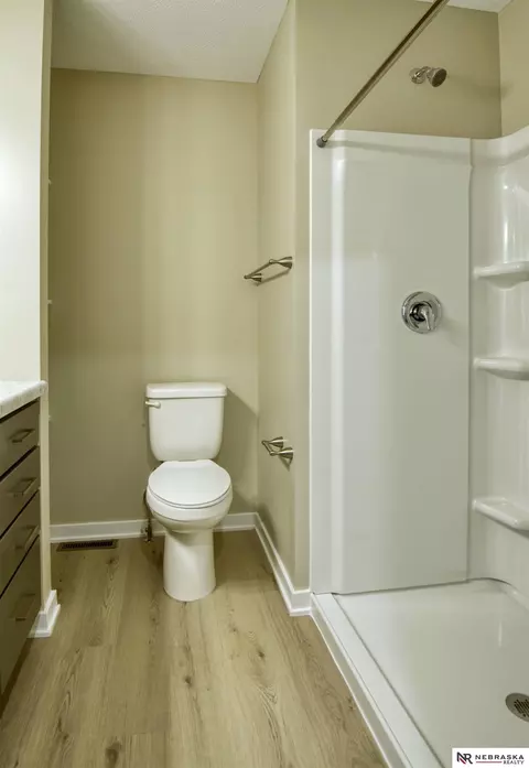 Bath - 2425 Ohio St, Omaha, NE 68111 photo 4 of 4