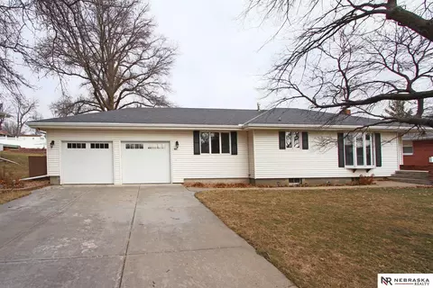 421 Pine St, Pleasant Dale, NE 68423