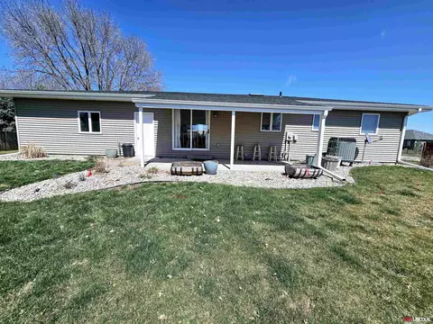1618 E Lawn Plaza Dr, York, NE 68467