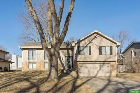 1306 Patricia Dr, Papillion, NE 68046