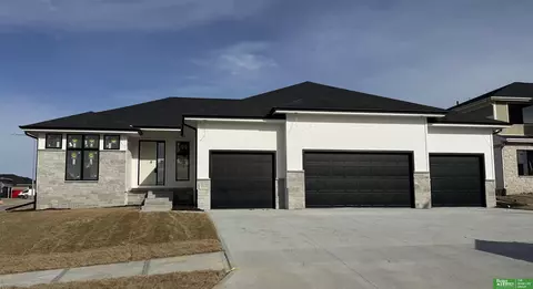 21132 Arlington St, Elkhorn, NE 68022