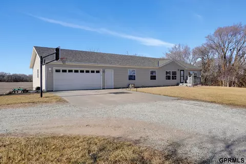 555 224th Rd, Milford, NE 68405