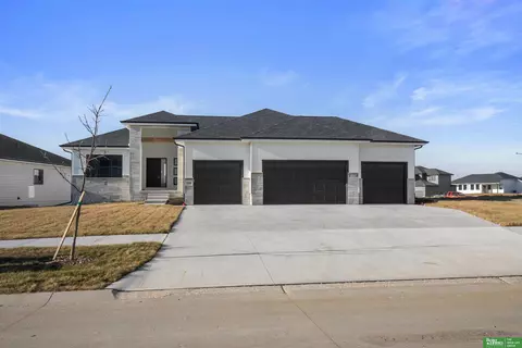 5438 Kestrel Pkwy, Elkhorn, NE 68022