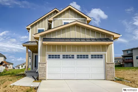 11213 Portage Dr, Papillion, NE 68046