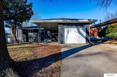 547 Skyway Rd, Lincoln, NE 68505