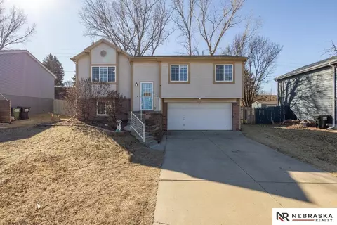 1133 Devon Dr, Papillion, NE 68046