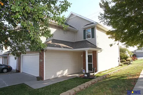 6832 S 90th St, Lincoln, NE 68526