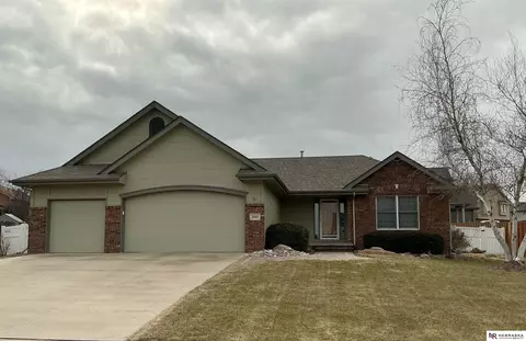 2303 Kara Dr, Papillion, NE 68133