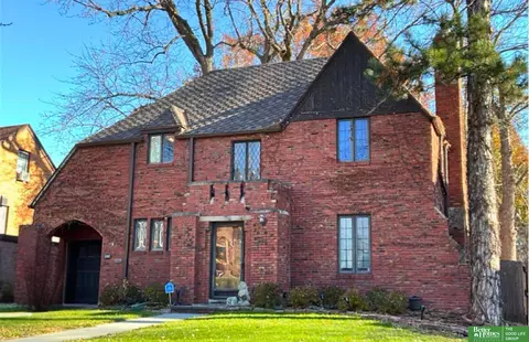 2707 Country Club Ave, Omaha, NE 68104