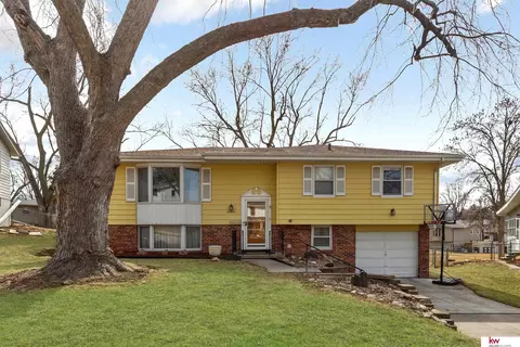 8745 O Cir, Omaha, NE 68127