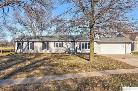 28564 Potter St, Valley, NE 68064