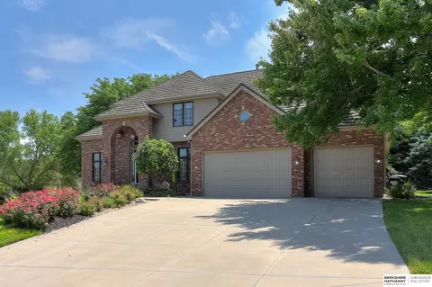 16751 K Cir, Omaha, NE 68135
