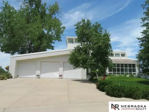 112 Shoreline Dr, Carter Lake, IA 51510