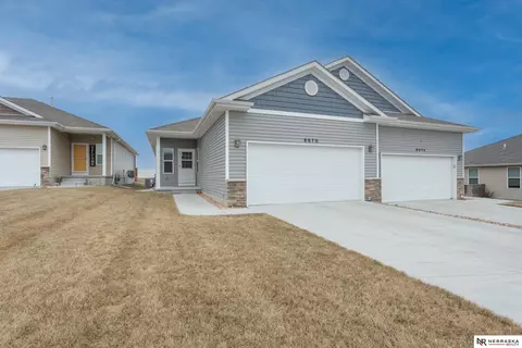 8670 Regent Dr, Lincoln, NE 68507