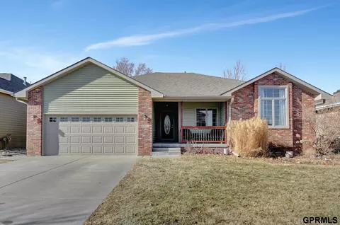 6901 Lacroix Dr, Lincoln, NE 68526