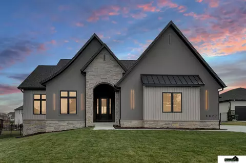8827 Bunker Ct, Lincoln, NE 68526