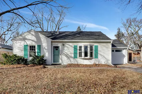 2915 S 42nd St, Lincoln, NE 68506