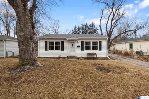 7005 Edna St, La Vista, NE 68128