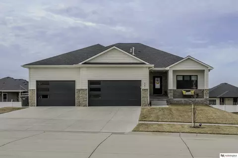 941 N 105 St, Lincoln, NE 68527