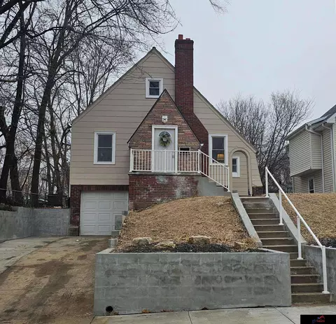 3845 Seward St, Omaha, NE 68111