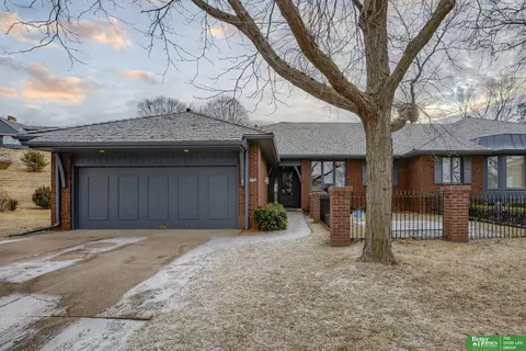 10122 Fieldcrest Dr, Omaha, NE 68114