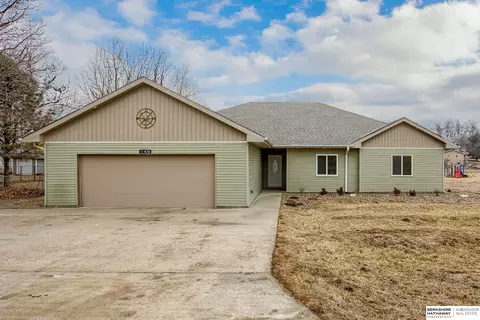 11428 W Lakeshore Dr, Blair, NE 68008