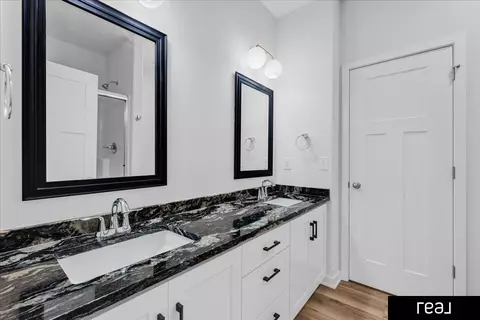 Bath - 17606 Hanover St, Bennington, NE 68007 photo 2 of 2