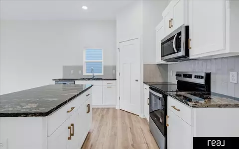 Kitchen - 17606 Hanover St, Bennington, NE 68007 photo 4 of 4