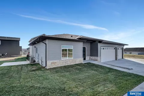 5814 S 94th St, Lincoln, NE 68526