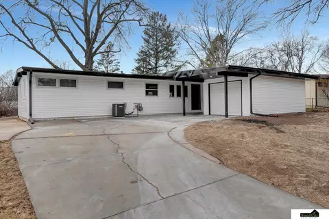 625 Eastborough Ln, Lincoln, NE 68505