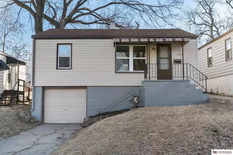 3227 N 40th St, Omaha, NE 68111