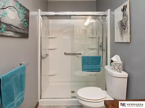 Bath - 1616 Northridge Rd, Beatrice, NE 68310 photo 3 of 4