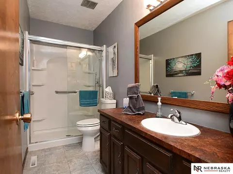 Bath - 1616 Northridge Rd, Beatrice, NE 68310 photo 2 of 4