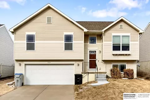8924 Read St, Omaha, NE 68122