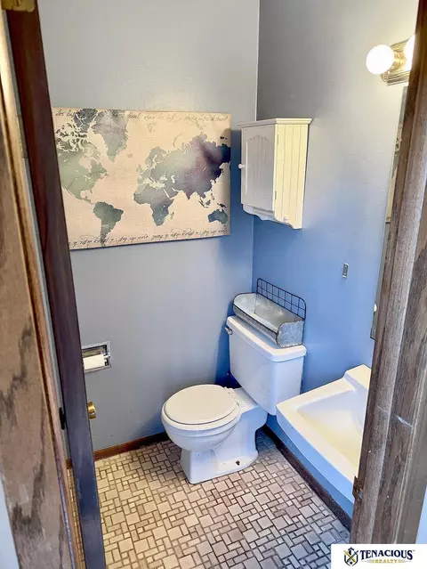 Bath - 1322 S 5th St, Beatrice, NE 68310 photo 2 of 3