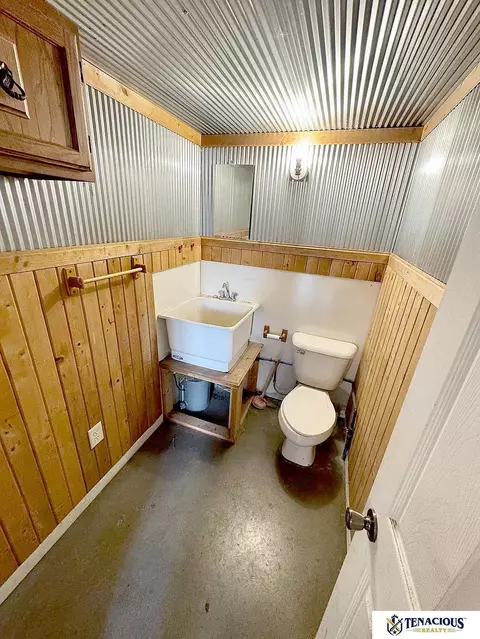 Bath - 1322 S 5th St, Beatrice, NE 68310 photo 3 of 3