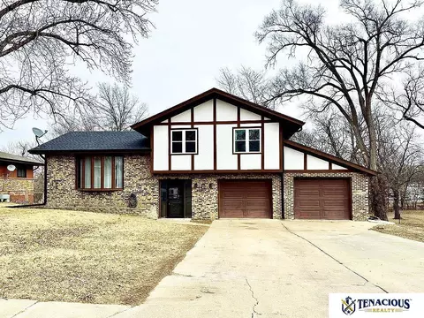 1322 S 5th St, Beatrice, NE 68310