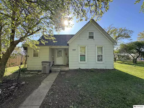 1009 Franklin Ave, Dorchester, NE 68343
