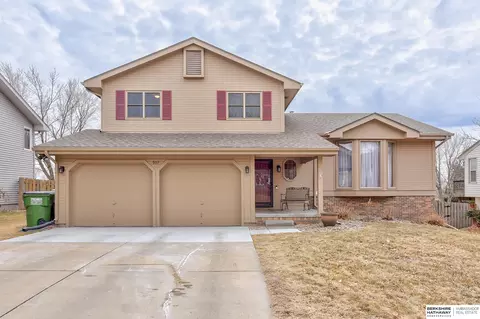 907 Wynnwood Ln, Papillion, NE 68046