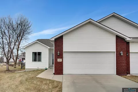 2300 City View Ct, Lincoln, NE 68521
