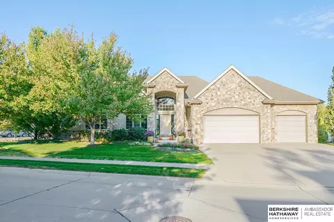 4714 Lake Forest Dr, Papillion, NE 68133