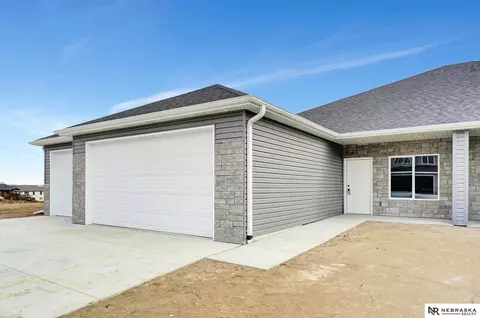 4353 Woodside Village Dr, Lincoln, NE 68528