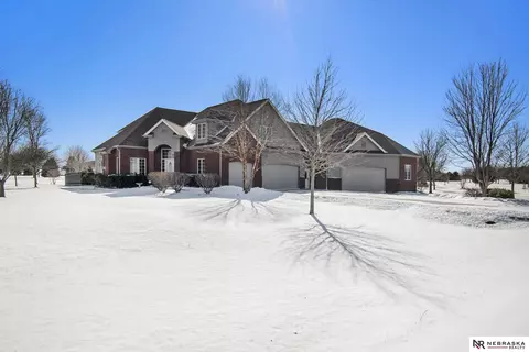 20707 Sheffield St, Elkhorn, NE 68022