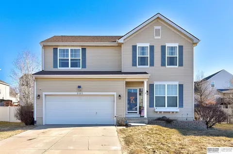 2103 Walnut Creek Dr, Papillion, NE 68046