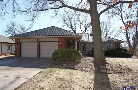 6631 Park Crest Ct, Lincoln, NE 68506